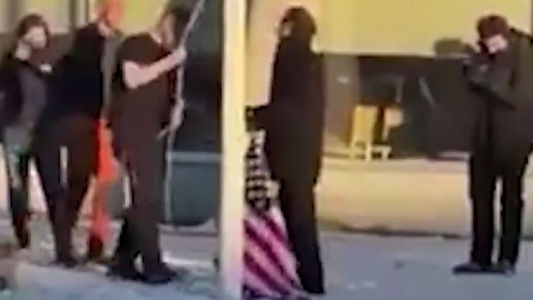 Hombre iza una bandera de Estados Unidos en Groenlandia