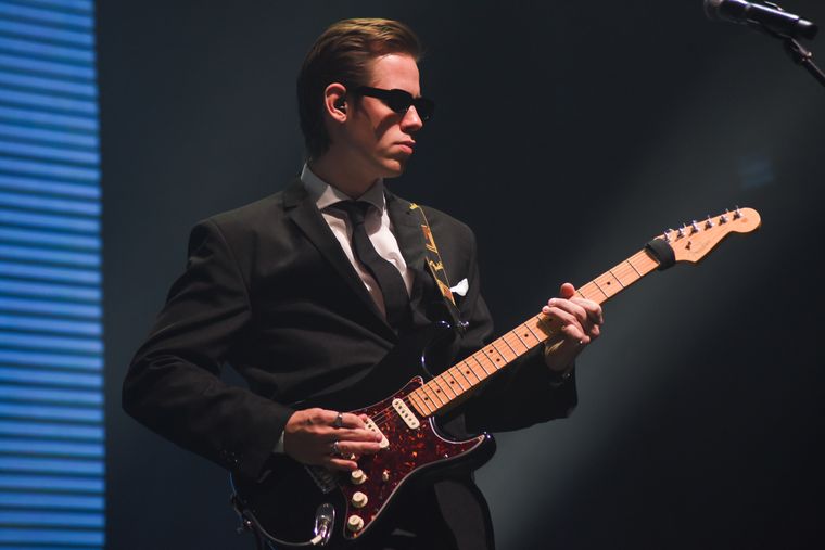 Francisco Podestá, guitarra principal. Francisco Podestá, guitarra principal.