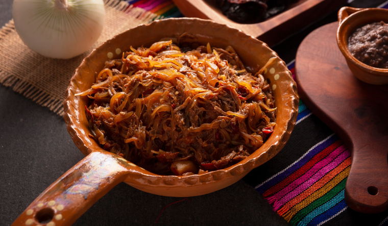 Esta receta de tinga puede prepararse con pollo, cerdo o res según la región. Esta receta de tinga puede prepararse con pollo, cerdo o res según la región.