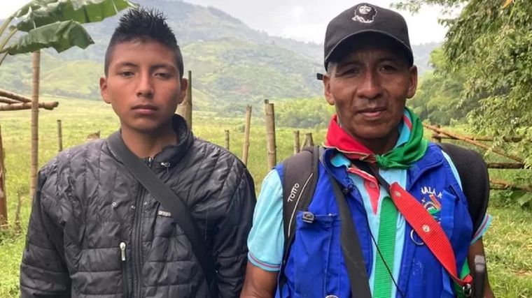 Jovani Chilhueso (izquierda), visto aquí con su padre, recibió un pago de US$400 para unirse a una banda y perdió amigos a los 11 años. Foto: bbc