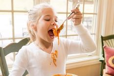 Las manchas de tomate pueden ser muy persistentes. Elimínalas con estos trucos. Foto: Bezzia