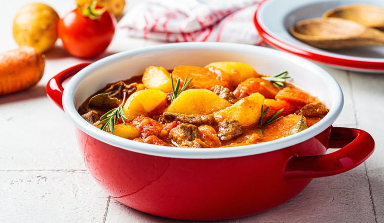Estofado de carne con papas casero: receta perfecta para compartir en casa.