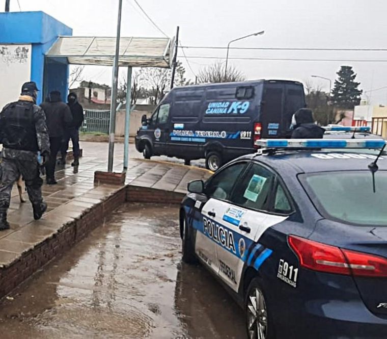 La joven de 22 años fue asesinada a puñaladas por su pareja mientras sus hijos dormían