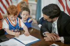 El alcalde de Nueva York protagonizó una firma simbólica junto a nenes en el Ayuntamiento.