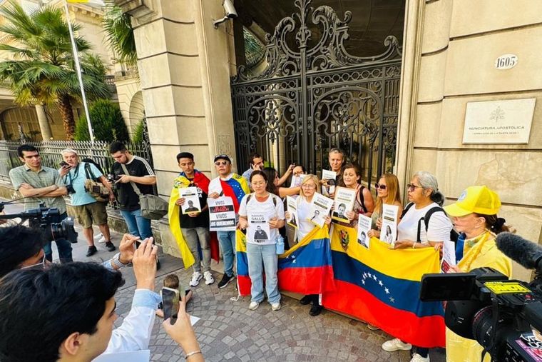 Familiares de argentinos detenidos en Venezuela en la sede de la Nunciatura Apostólica en Buenos Aires para reclamar la intervención del Vaticano.
