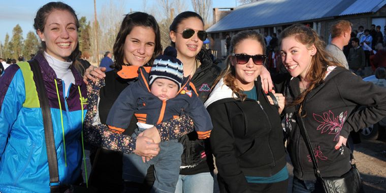 Sofi Torelli, Caro Lafalla, Elo Ramos, Conti Acosta, Sol Ábalos y el pequeño Bautista. Foto: Agustín Mauricio/Mediamza.com