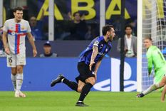El turco Calhanoglu puso el 1-0 definitivo para el Inter ante el Barcelona. Foto: EFE