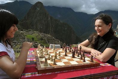 MDZol | Deysi Cori, a la izquierda; se enfrentó en 2010 con solo 16 años a la campeona mundial femenina, la rusa, Alexandra Kosteniuk (derecha). Foto: GETTY IMAGES