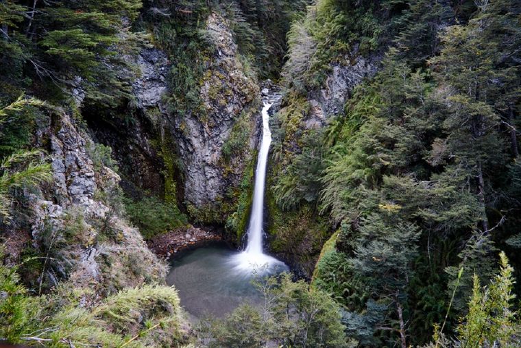Esta cascada se encuentra oculta en el bosque y se llega a través de un sendero Foto: shutterstock
