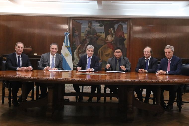 El gobernador de Santa Cruz, Claudio Vidal, firmó la baja de retenciones al petróleo con el ministro de Economía, Luis Caputo, el jefe de Gabinete, Manuel Adorni, y el ministro del Interior, Diego Santilli. El gobernador de Santa Cruz, Claudio Vidal, firmó la baja de retenciones al petróleo con el ministro de Economía, Luis Caputo, el jefe de Gabinete, Manuel Adorni, y el ministro del Interior, Diego Santilli.