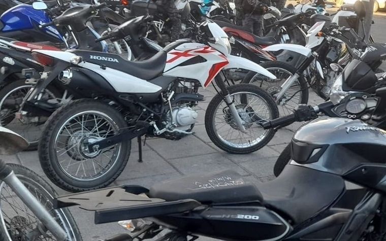 El hombre engañaba a sus víctimas con un proceso previo al remate Foto: X