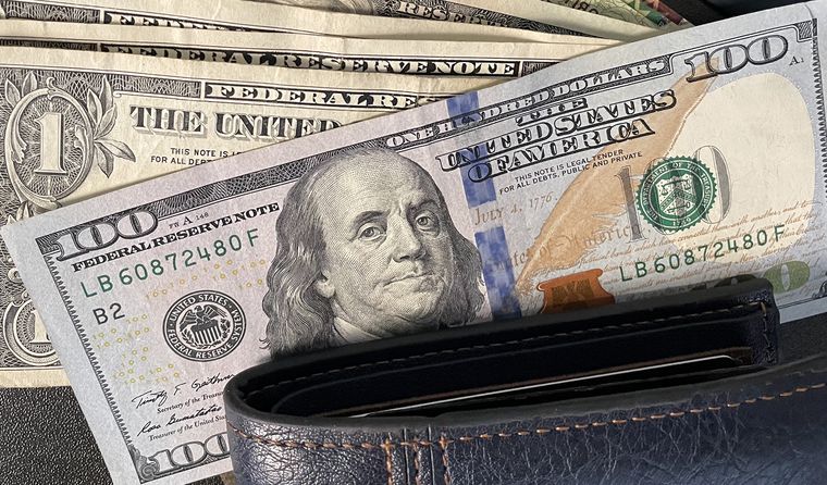 El dólar se prepara para abrir el mercado el martes. El dólar se prepara para abrir el mercado el martes.