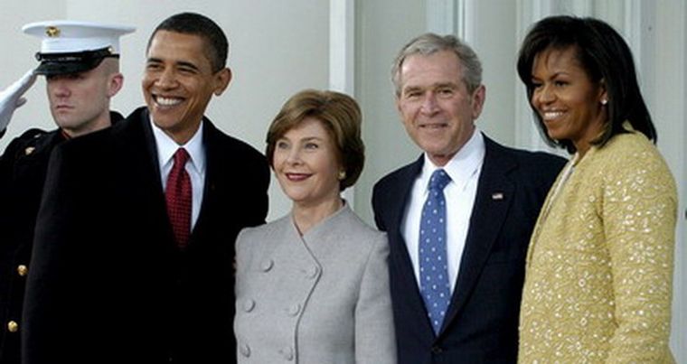 El presidente de los Estados Unidos, Barack Obama y su esposa Michelle junto a George W. y Laura Bush durante la ceremonia de asunción. Foto: Efe
