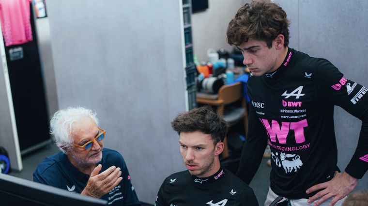 Franco Colapinto analiza los datos del día con Flavio Briatore y Pierre Gasly.&nbsp;