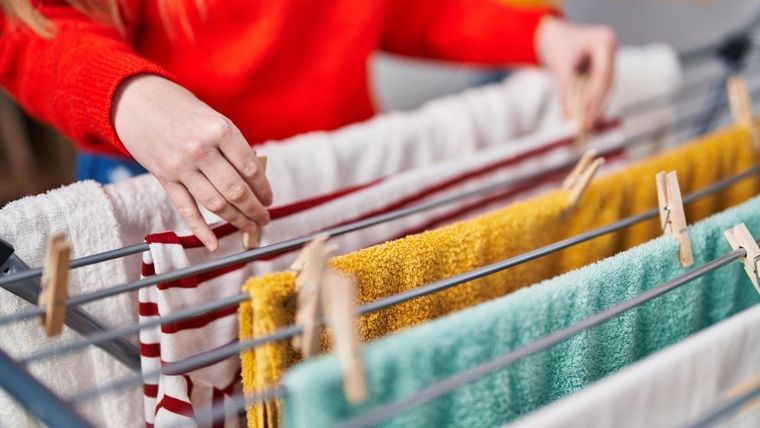 Cómo secar la ropa en tiempo récord los días de lluvia Te dejamos consejos útiles para el día a día. Foto: Shutterstock