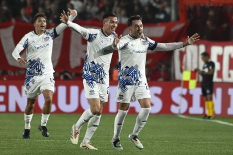 Augusto Schott festeja el gol de Talleres de Córdoba frente al Rojo de Avellaneda. Augusto Schott festeja el gol de Talleres de Córdoba frente al Rojo de Avellaneda.