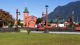 Hornopirén es un pueblo de la Patagonia chilena rodeado por bosques, fiordos y montañas sobre la Carretera Austral.