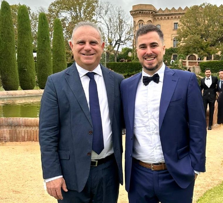 Darío y Nicolás, juntos hace 13 años, se casarán en San Rafael con sus cinco perros como testigos honoríficos. Una historia de amor y rescate.