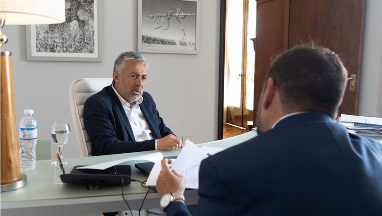 El gobernador Alfredo Cornejo y un intendente del PJ en la Casa de Gobierno. Foto: X UbietaFer