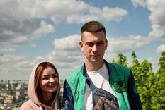 Viktoria Pustovítova y Alexánder Kudlái, en sus primeras horas de encadenados