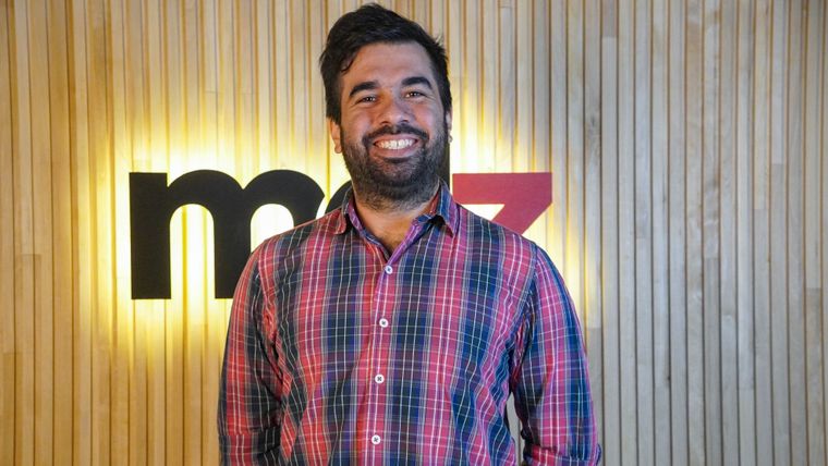 Alejandro, voz y guitarra de la Banda Viajera. Alejandro, voz y guitarra de la Banda Viajera.
