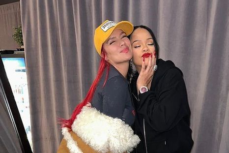 Karol G y su encuentro con Rihanna en el Super Bowl 2023.