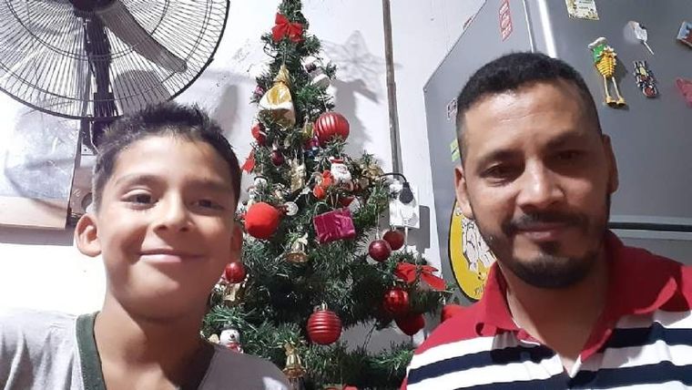 El nene con su papá que no tiene trabajo. Foto: La Provincia SJ