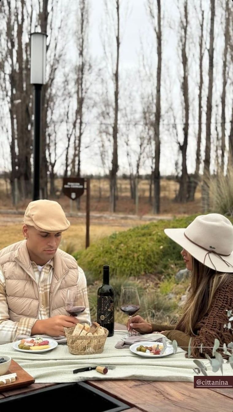 Lautaro Martínez y Agustina Gandolfo disfrutando del vino Cittanina, fruto de su emprendimiento en Mendoza. Lautaro Martínez y Agustina Gandolfo disfrutando del vino Cittanina, fruto de su emprendimiento en Mendoza.