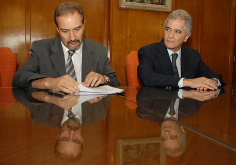 Adrián Cerroni y a Juan Marchena, Ministro de Gobierno, explicando el presupuesto enviado a la Legislatura para su aprobación. Foto: Nacho Gaffuri / MDZ
