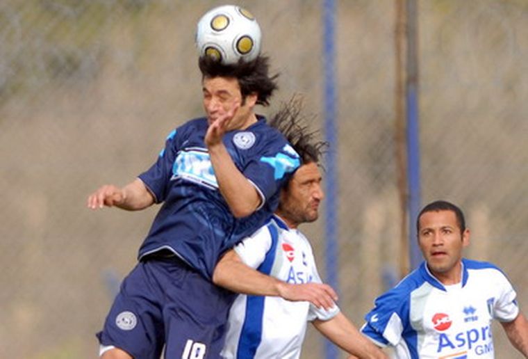 Caballero salta y gana en las alturas. Foto: Fotostelam