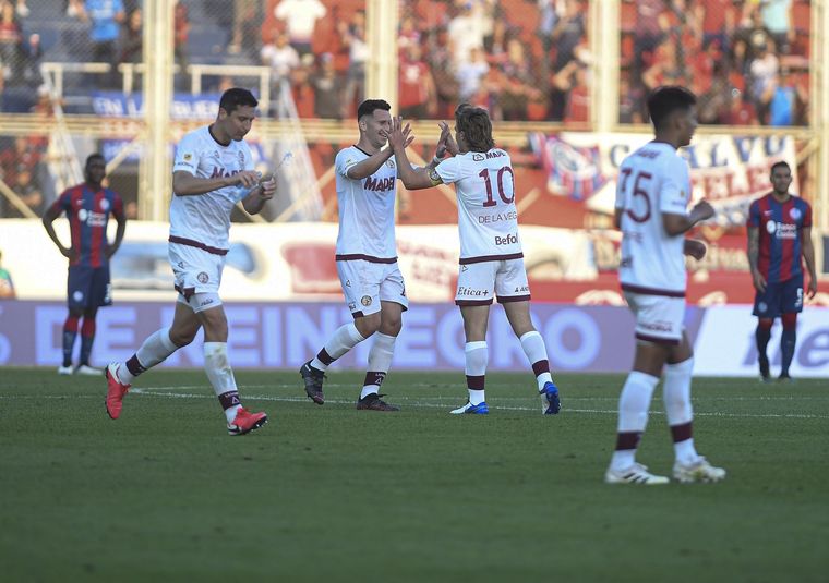 Lanús ganó en el Nuevo Gasómetro y se mantiene en la pelea. Foto: Télam
