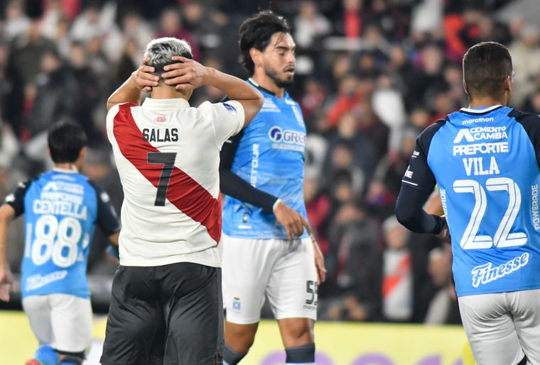 River tuvo una gran oportunidad a los 11 del primer tiempo mediante un tiro penal, pero el remate de Maxi Salas (uno de los resistidos por los hinchas) dio en el palo.&nbsp;