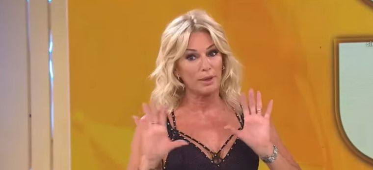 La presentadora del programa de chimentos que sale previo a LAM, tuvo un peligroso descuido mientras se movía al conducir la emisión de este jueves. Foto: Capturas de pantalla TV.