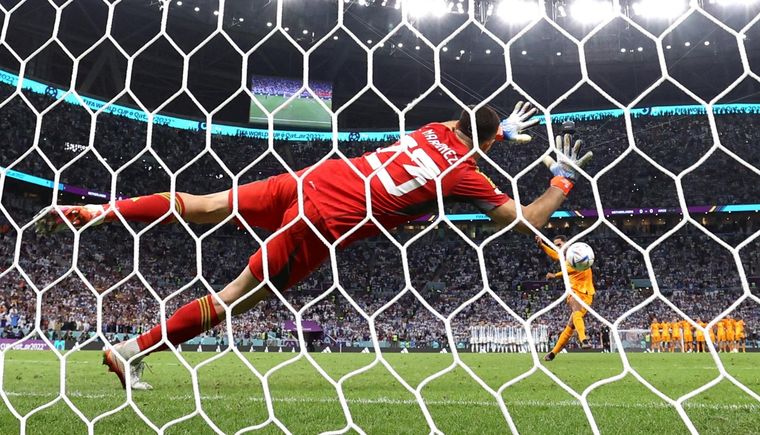 Van Dijk patea y el Dibu se luce. Foto: EFE