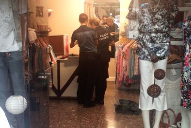 MDZol | Policía Científica tomando huellas en el local asaltado. Foto: MDZ