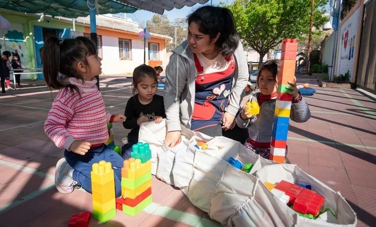 El Nivel Inicial promueve el desarrollo integral desde los primeros años. El Nivel Inicial promueve el desarrollo integral desde los primeros años.