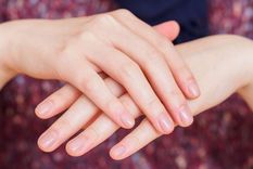 Las uñas son muy sensibles y por eso deben ser tratadas con los productos y las metodologías adecuadas. Foto: InStyle