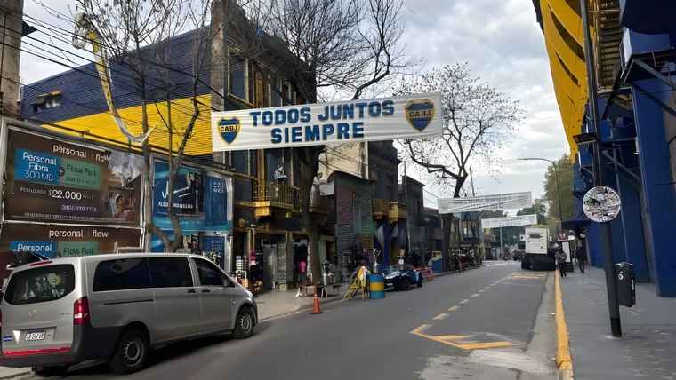 Los pasacalles que aparecieron en La Bombonera a horas del partido ante Independiente. Foto: IG @tomas_pappi