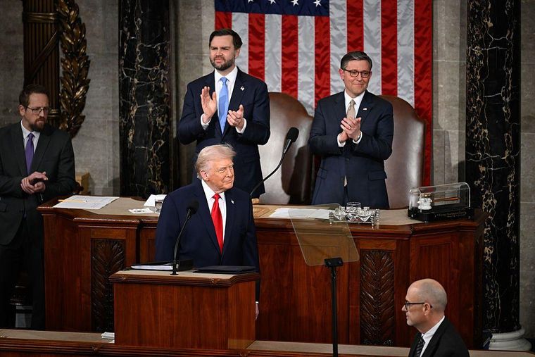 Donald Trump ofreció el discurso flanqueado por Mike Johnson, presidente de la cámara baja, y el vicepresidente J. D. Vance en calidad de presidente del Senado.