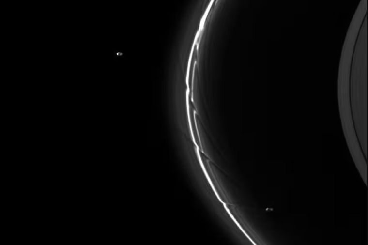 Imagen de la nave espacial Cassini de las lunas pastoras Pandora y Prometeo (cada una de aproximadamente 80 kilómetros de diámetro) actuando sobre el anillo F de Saturno. POLITICA INVESTIGACIÓN Y TECNOLOGÍA NASA/JPL/SPACE SCIENCE INSTITUTE. Foto: DPA