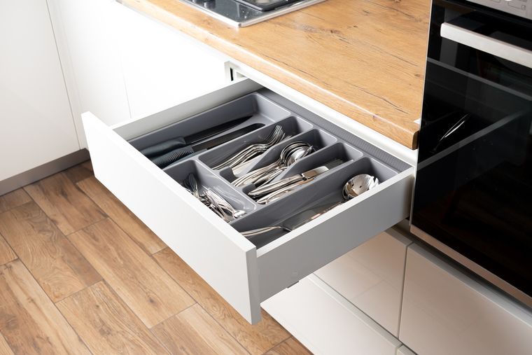 El papel aluminio funciona como barrera práctica y económica para proteger el cajón de los cubiertos. Foto: Shutterstock El papel aluminio funciona como barrera práctica y económica para proteger el cajón de los cubiertos. Foto: Shutterstock