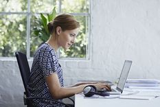 ¿Cuánto tiempo pasas al día sentado o sentada trabajando? Foto: GETTY IMAGES ,