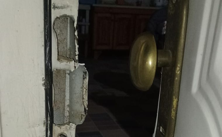 Así quedó la cerradura de la casa tras el robo. Así quedó la cerradura de la casa tras el robo.