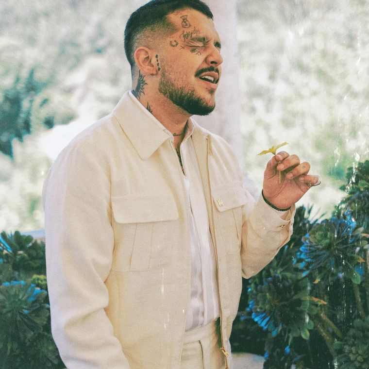 Christian Nodal tiene una gran cantidad de tatuajes en su cuerpo