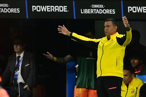 El DT de Barcelona de Ecuador protagonizó un incómodo episodio en la sala de la Bombonera. El DT de Barcelona de Ecuador protagonizó un incómodo episodio en la sala de la Bombonera.