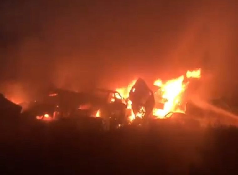 Un incendio arrasó con autos y chatarra en una playa de San Martín Foto: Captura de video