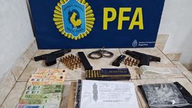 La banda utilizaba autos de alta gama y poseía un arsenal de armas de grueso calibre Foto: Policía Federal Argentina