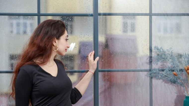 Los cielos cambian su tradicional celeste furioso por un apagado gris que es de producir la ira de quienes habitan en el lugar. Foto: Freepick.