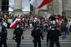 Algunos manifestantes intentaron asaltar el Parlamento antes de ser dispersados por la policía.
