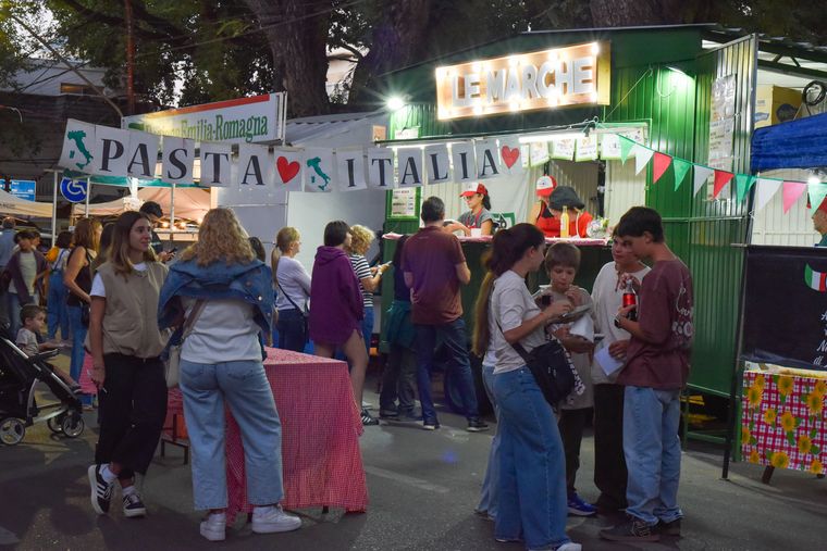 Mendocinos y turistas disfrutando de una noche perfecta donde la gastronomía y la música fueron protagonistas. Mendocinos y turistas disfrutando de una noche perfecta donde la gastronomía y la música fueron protagonistas.